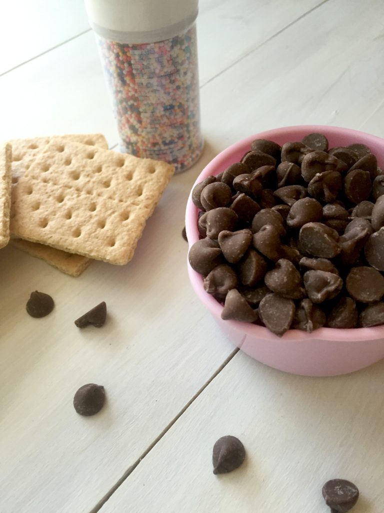 chocolate-chips-crackers