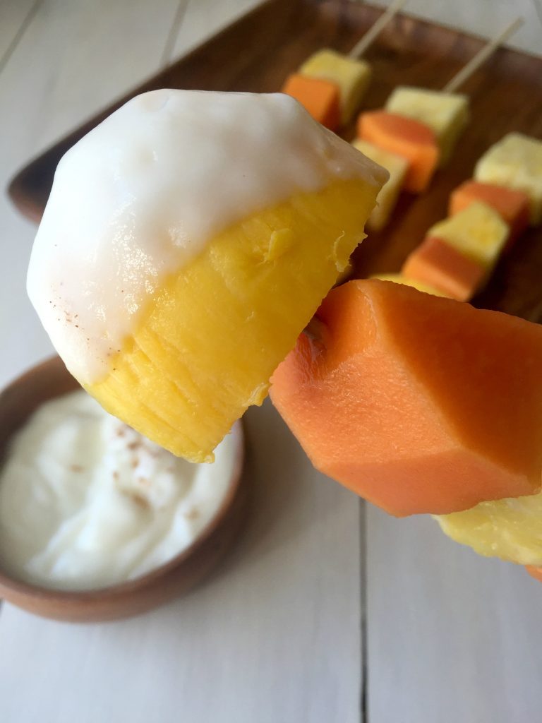 pinchos-de-frutas-with-yogurt-dip