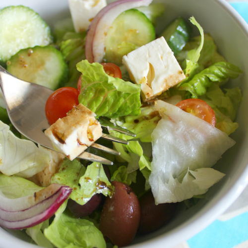 Ensalada estilo griego con aderezo de vinagre balsámico | Johanny's Kitchen